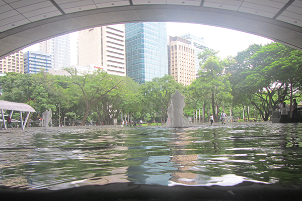 Manila Travel Guide: Ayala Triangle Gardens