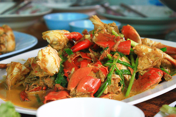 Rayong Things To Do: Eat Crab in Curry Sauce