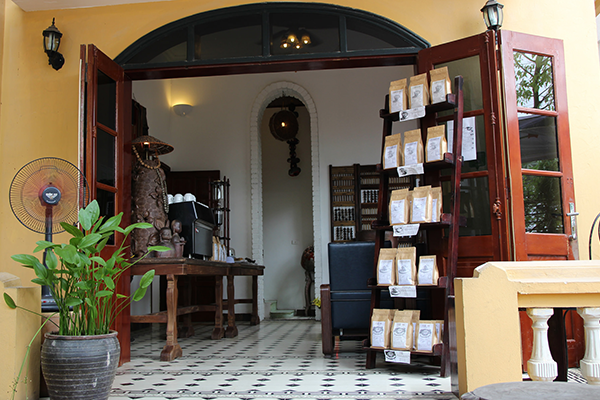 Hanoi Cafes: Maison de Tet Decor 